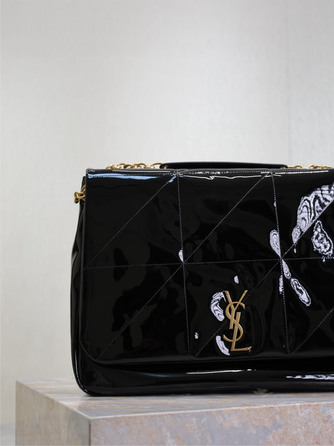 JAMIE 4.3 GROSSE TASCHE 43 IN SCHWARZEM LACKLAMMLEDER GOLDENE BESCHLÄGE