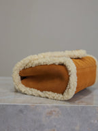 Umschlagtasche mit Kette, 21 Zoll, Bronze, braunes Wildleder und weißes Lammfell, goldfarbene Beschläge