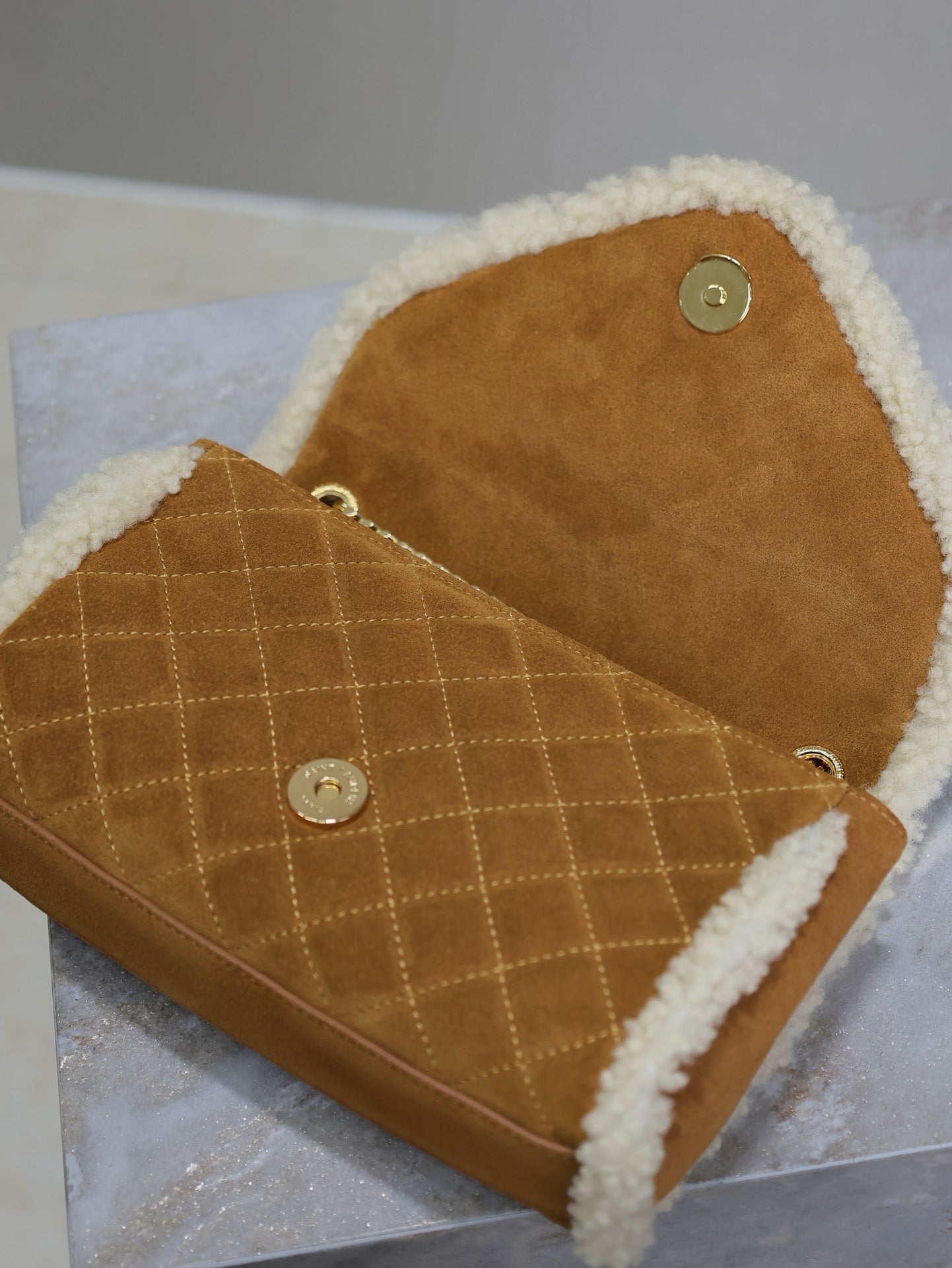 Umschlagtasche mit Kette, 21 Zoll, Bronze, braunes Wildleder und weißes Lammfell, goldfarbene Beschläge