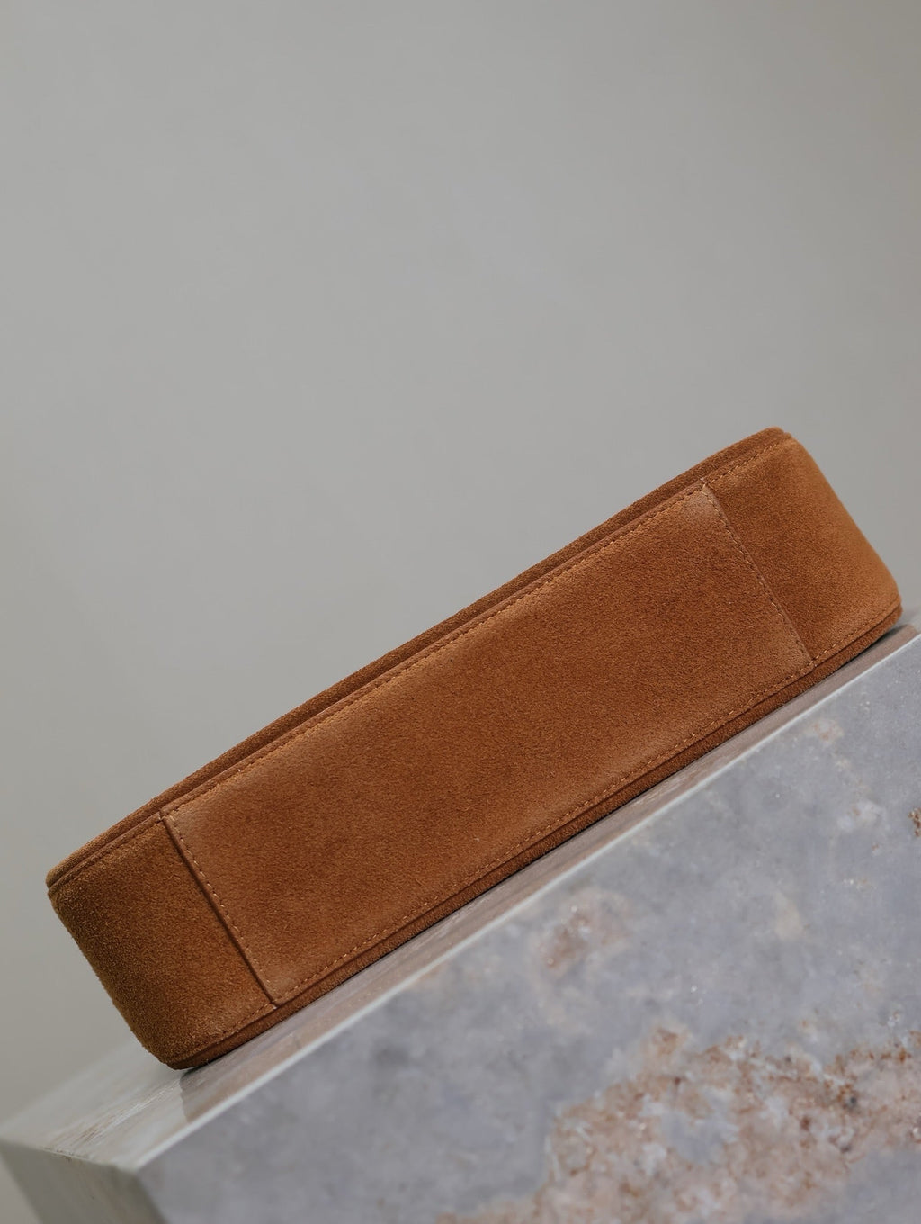 LE 5 À 7 SCHULTERTASCHE 25 IN BROWNIE-WILDLEDER UND WEISSEM LAMMFELLBESATZ