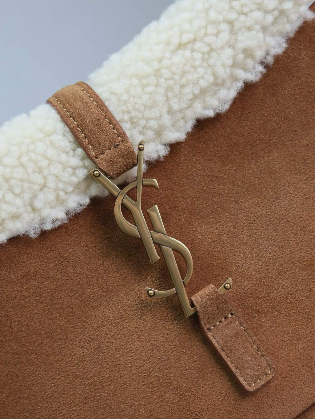 LE 5 À 7 SCHULTERTASCHE 25 IN BROWNIE-WILDLEDER UND WEISSEM LAMMFELLBESATZ