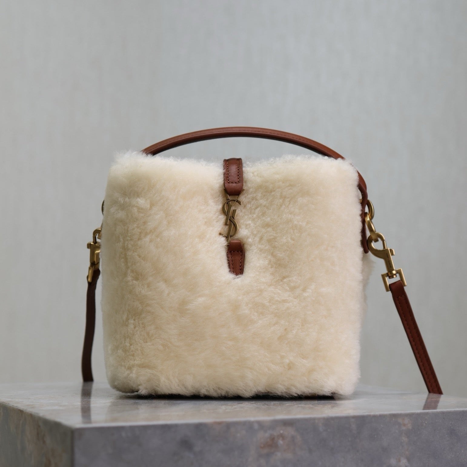 LE 37 MINI-BUCKET-BAG 15 IN CREME LAMMFUTTER UND BRAUNER LEDERBESATZ