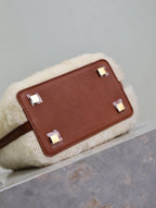 LE 37 MINI-BUCKET-BAG 15 IN CREME LAMMFUTTER UND BRAUNER LEDERBESATZ