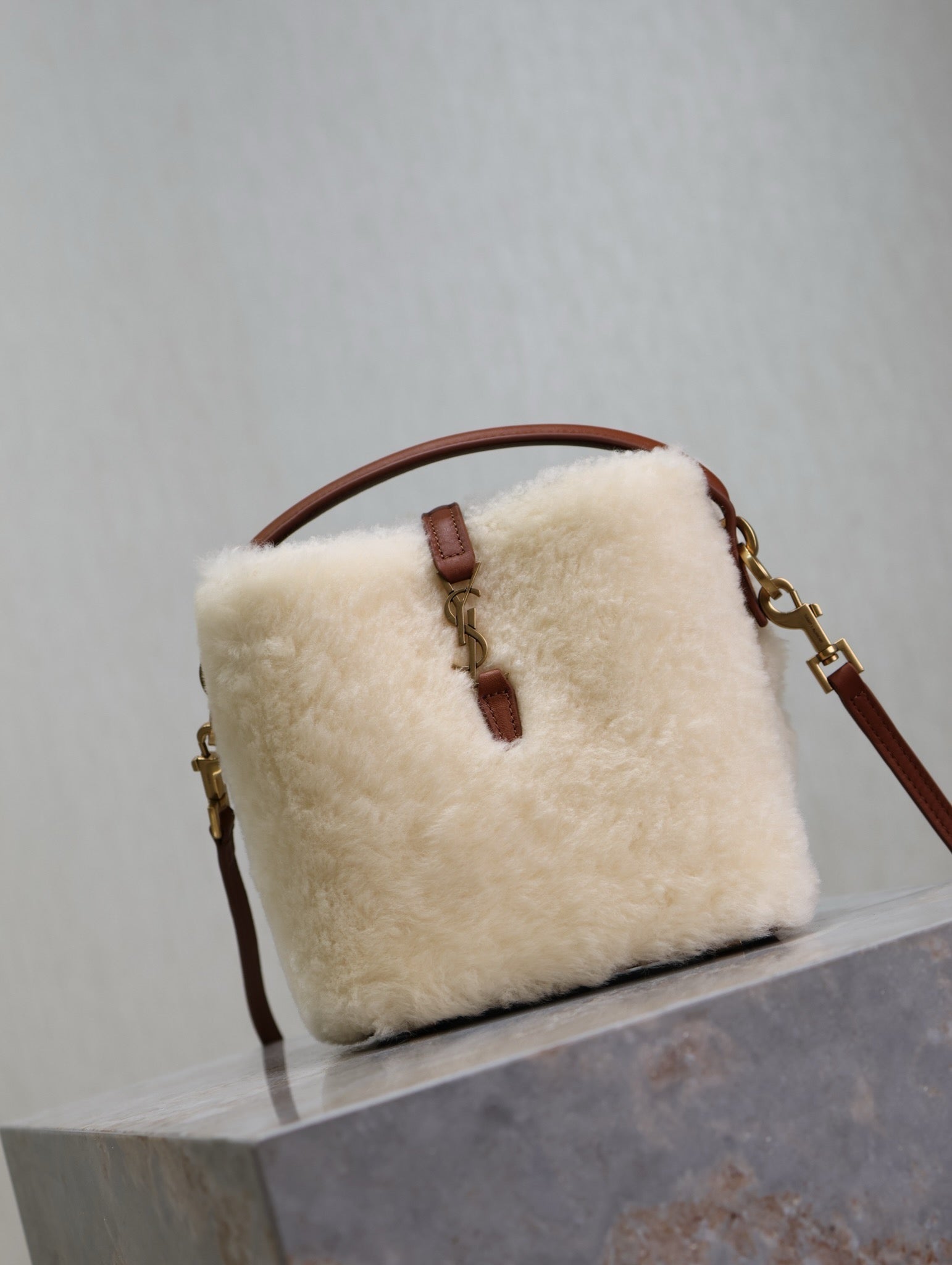 LE 37 MINI-BUCKET-BAG 15 IN CREME LAMMFUTTER UND BRAUNER LEDERBESATZ