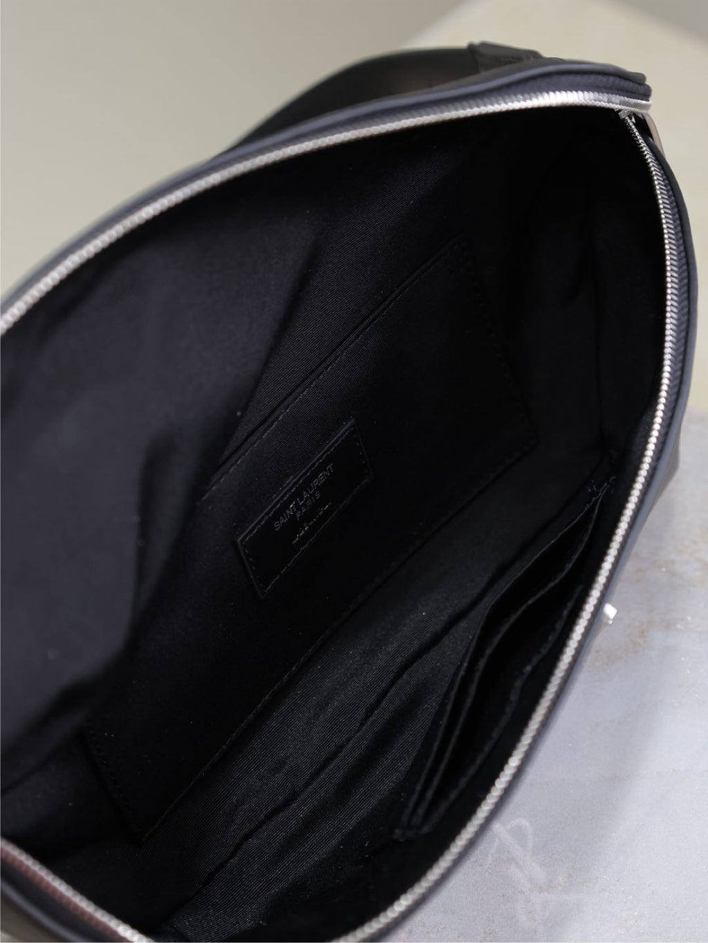 Klassische Umhängetasche, 25 Zoll, aus schwarzem Lammleder mit silbernem Logo