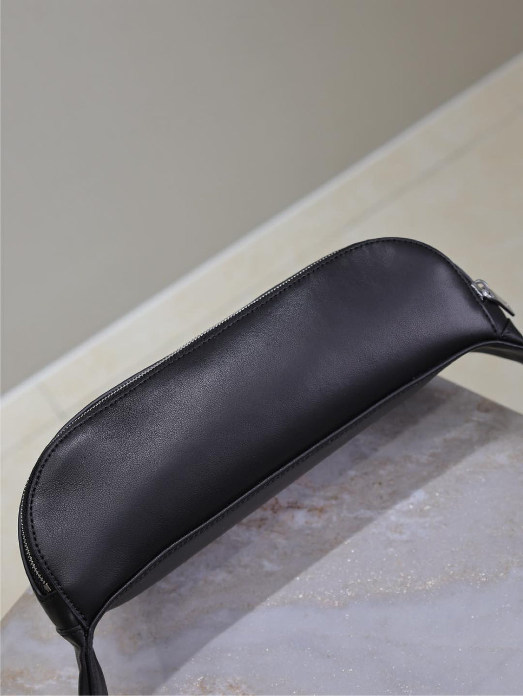Klassische Umhängetasche, 25 Zoll, aus schwarzem Lammleder mit silbernem Logo
