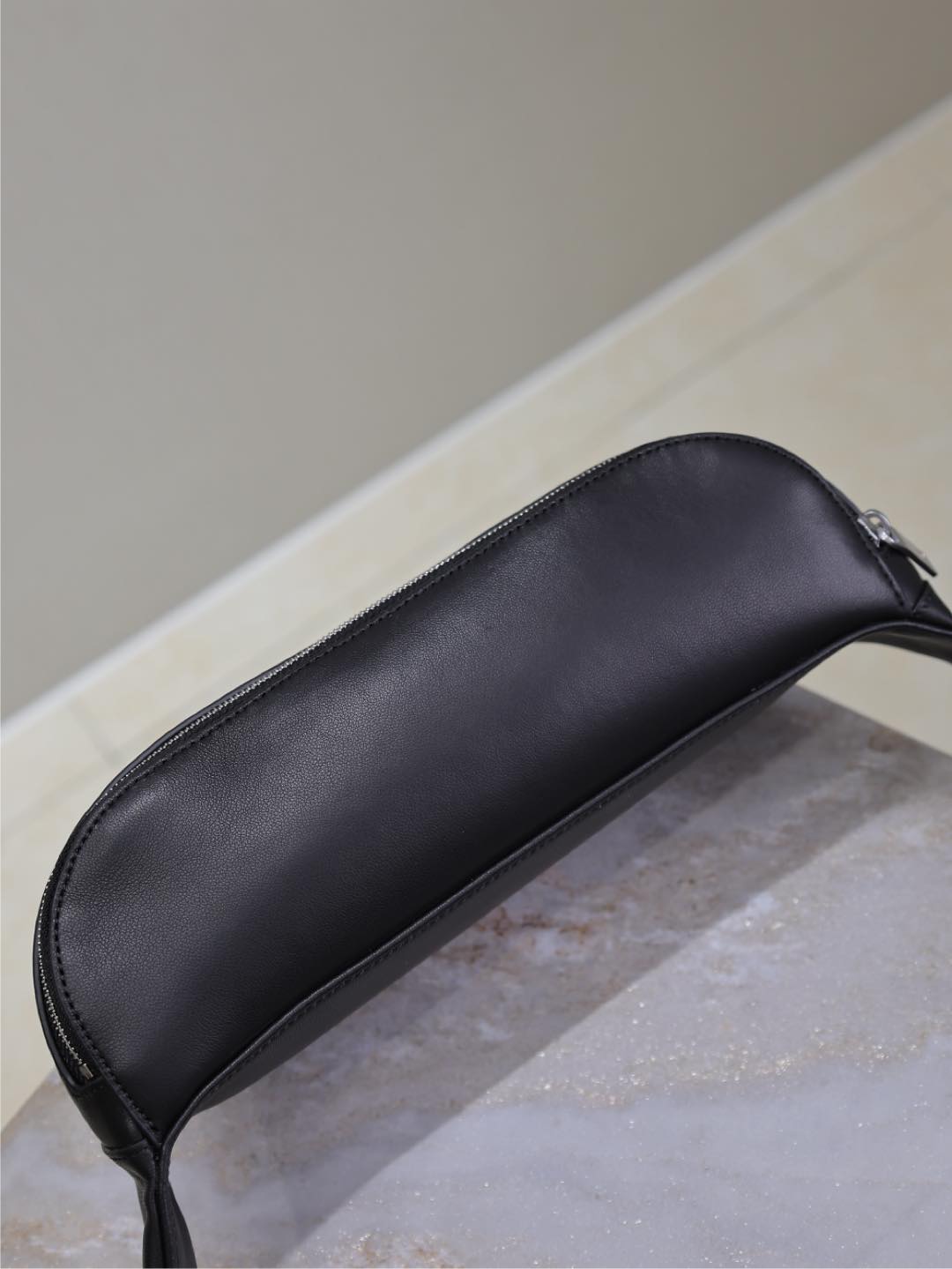 Klassische Umhängetasche, 25 Zoll, aus schwarzem Lammleder mit silbernem Logo