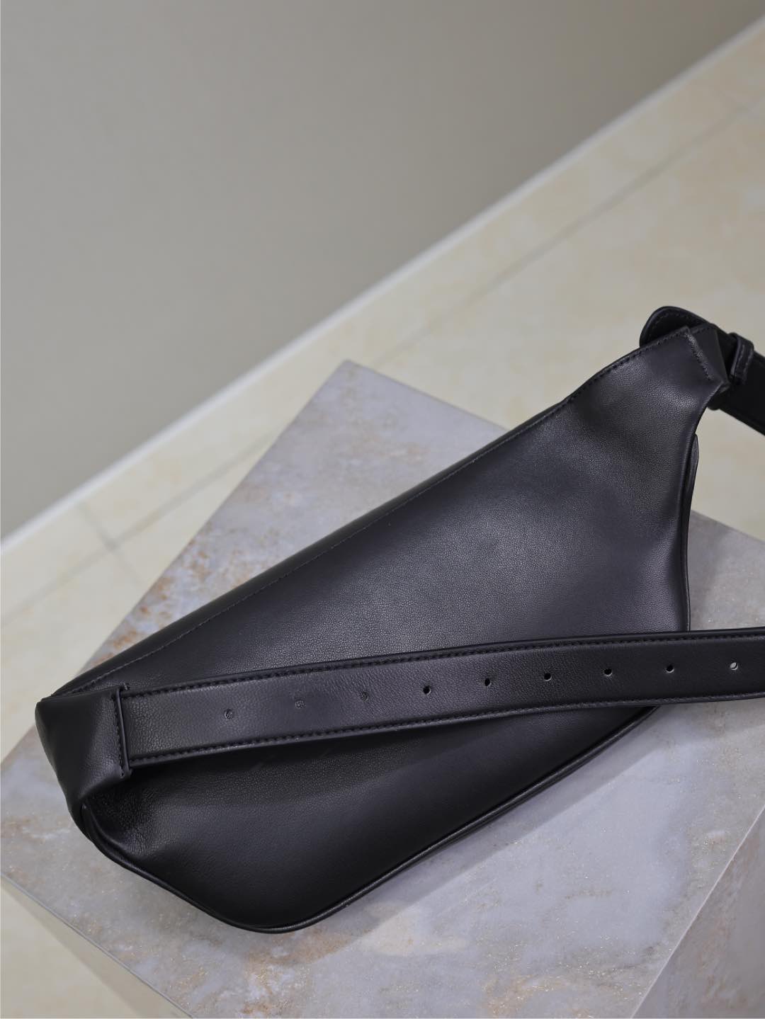 Klassische Umhängetasche, 25 Zoll, aus schwarzem Lammleder mit silbernem Logo