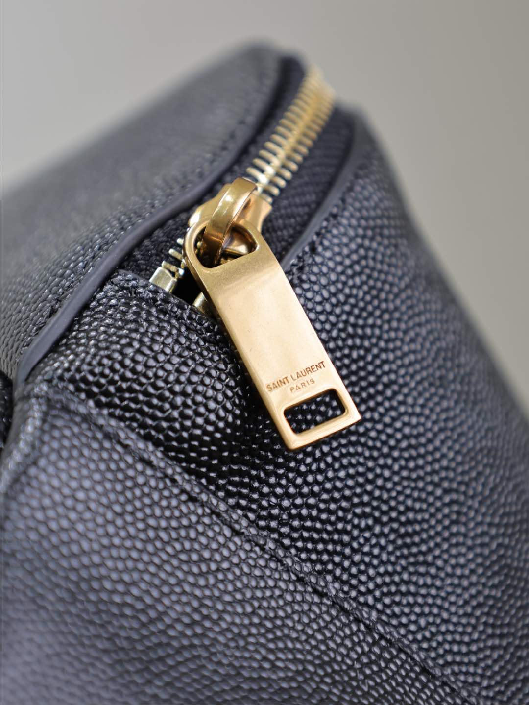 Klassische Umhängetasche, 25 Zoll, schwarzes Kaviarleder, goldenes Logo