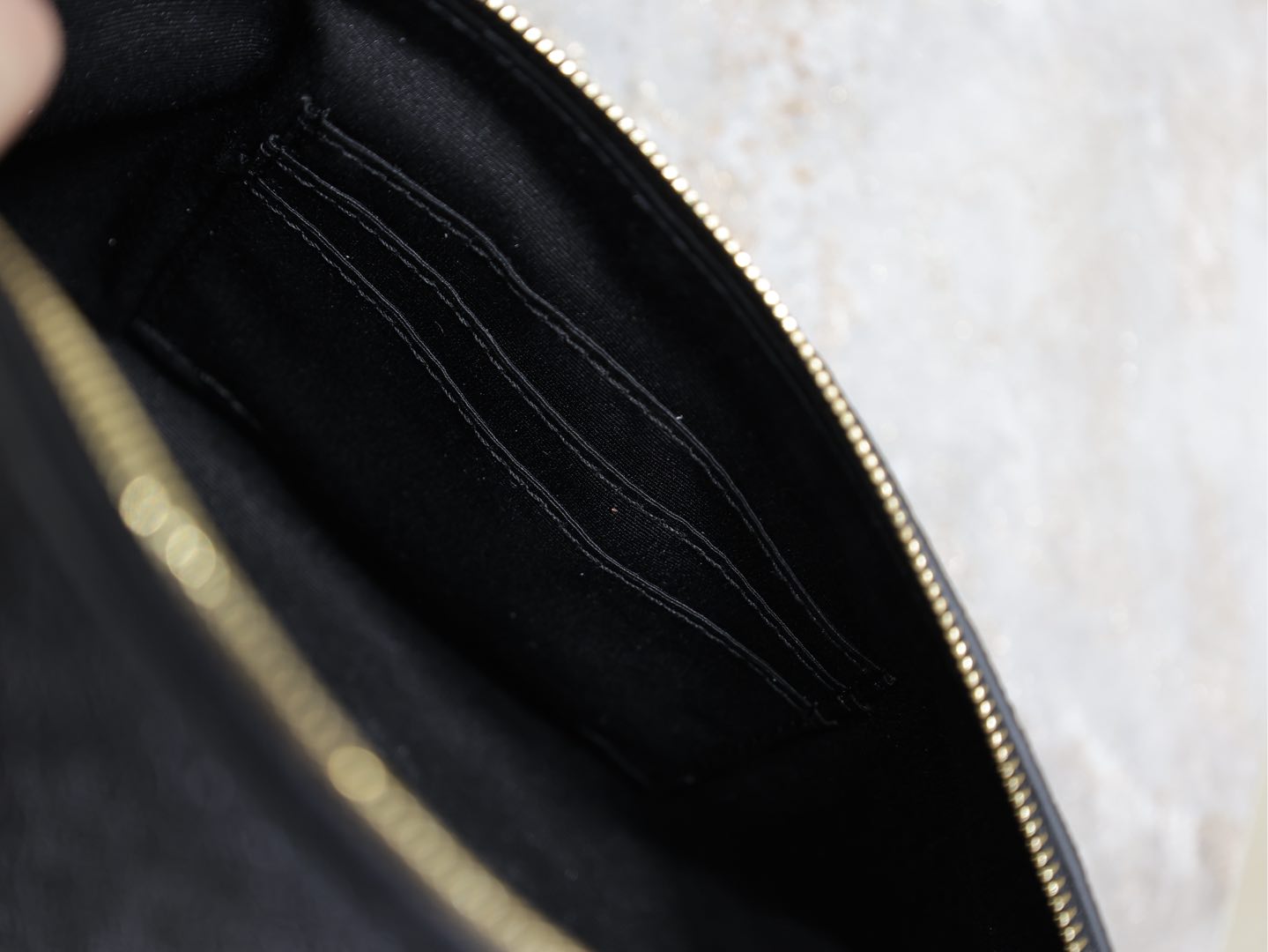 Klassische Umhängetasche, 25 Zoll, schwarzes Kaviarleder, goldenes Logo