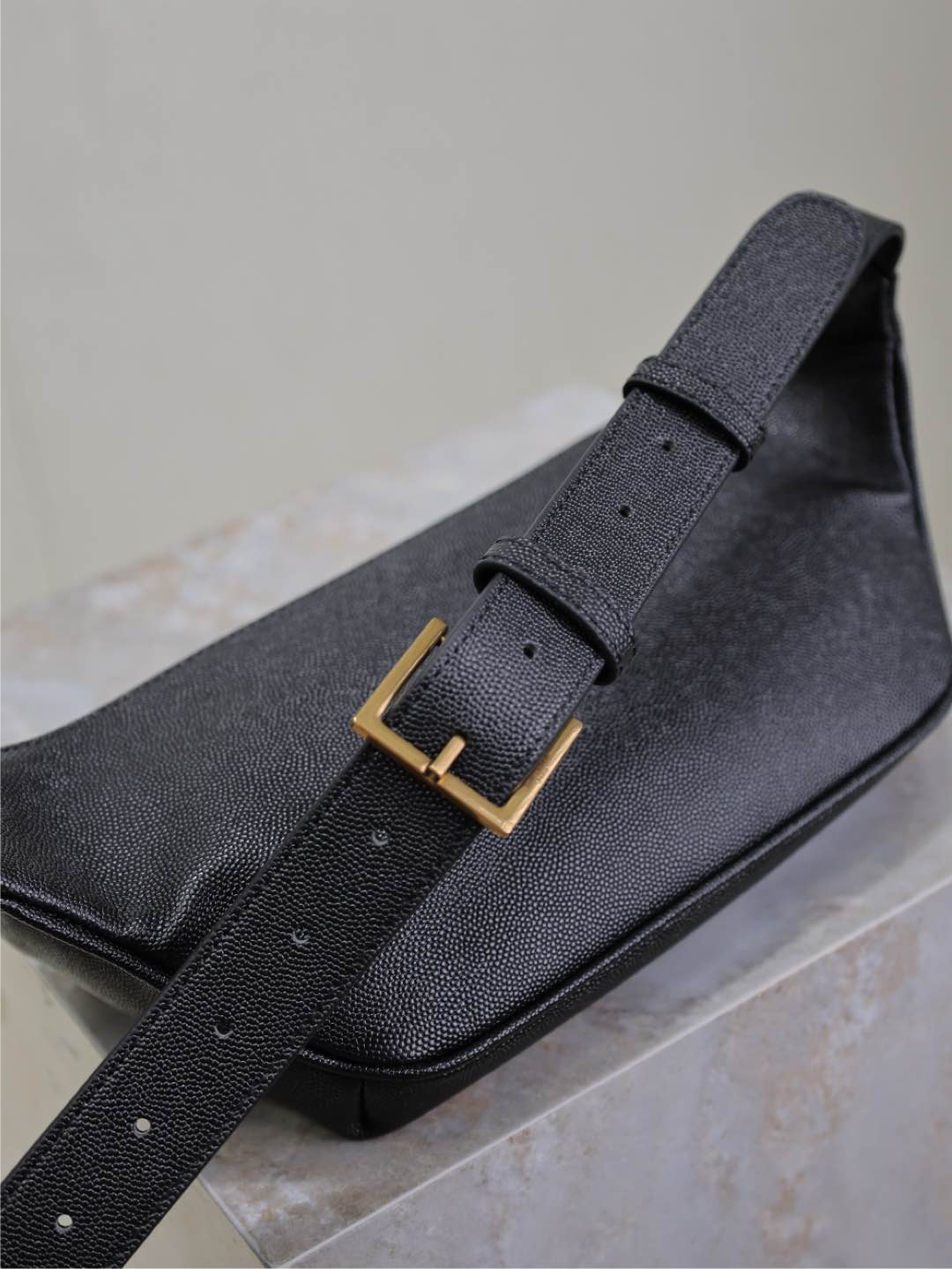 Klassische Umhängetasche, 25 Zoll, schwarzes Kaviarleder, goldenes Logo