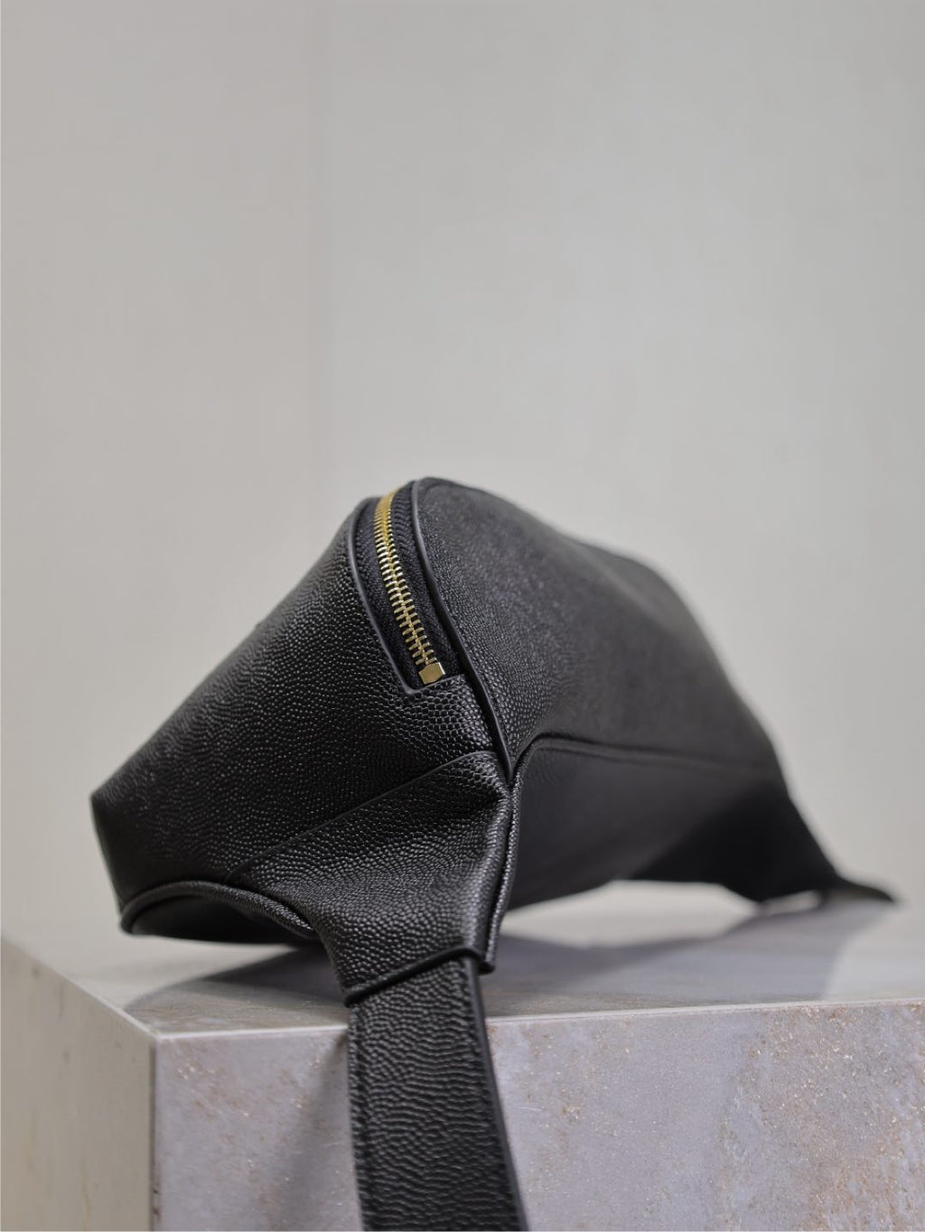 Klassische Umhängetasche, 25 Zoll, schwarzes Kaviarleder, goldenes Logo