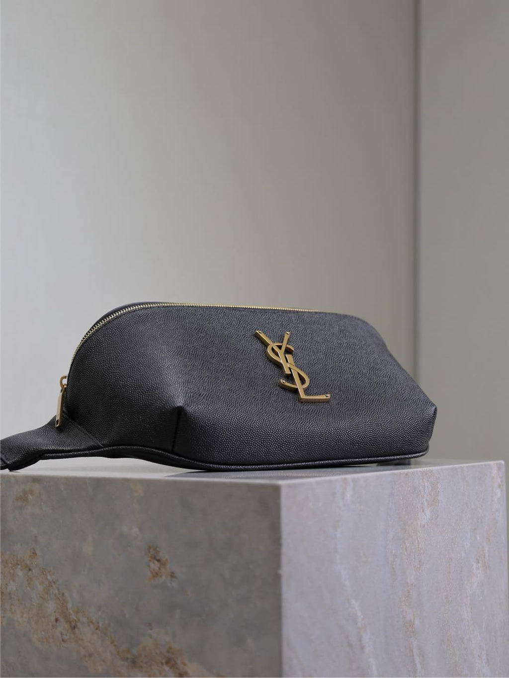 Klassische Umhängetasche, 25 Zoll, schwarzes Kaviarleder, goldenes Logo