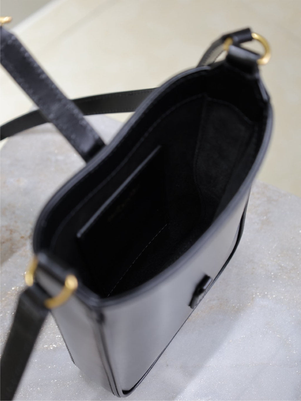 LE 5 À 7 HANDYTASCHE 18 IN SCHWARZEM KALBSLEDER