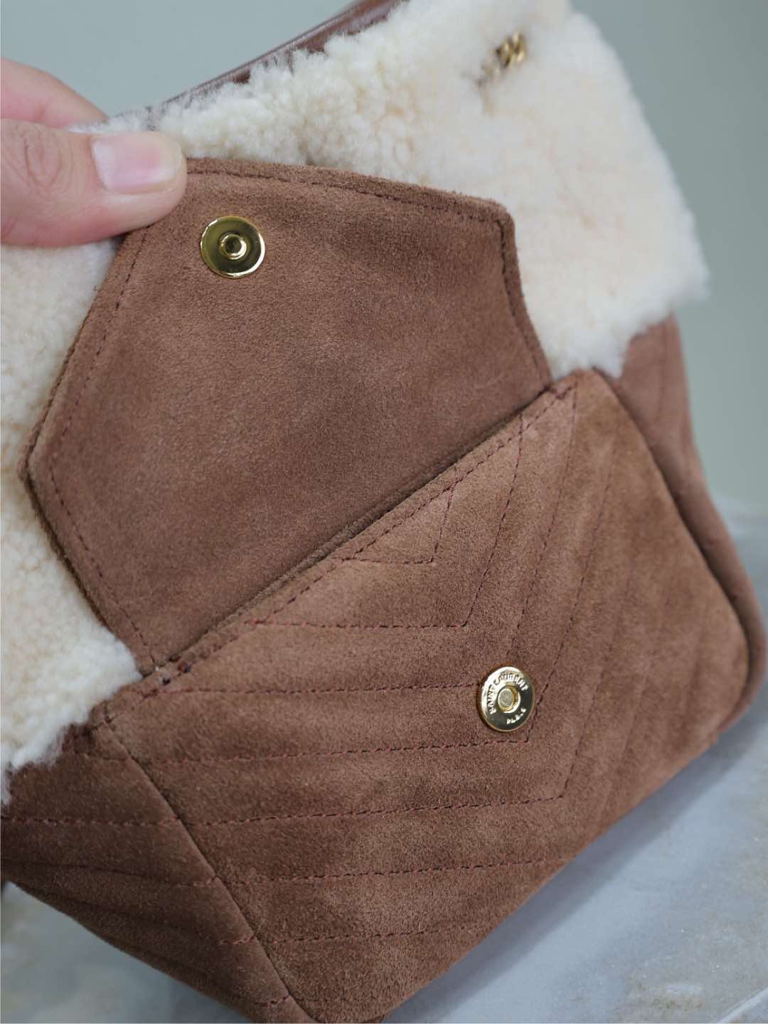 JOE MINI BUCKET BAG 19 IN WEISSEM LAMMFUTTER UND BRAUNEN WILDLEDER