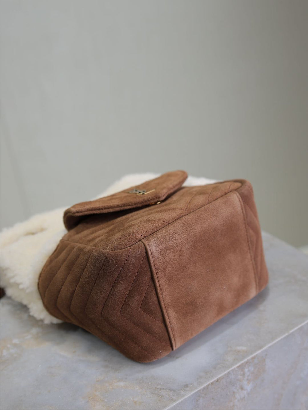 JOE MINI BUCKET BAG 19 IN WEISSEM LAMMFUTTER UND BRAUNEN WILDLEDER