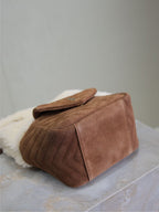 JOE MINI BUCKET BAG 19 IN WEISSEM LAMMFUTTER UND BRAUNEN WILDLEDER