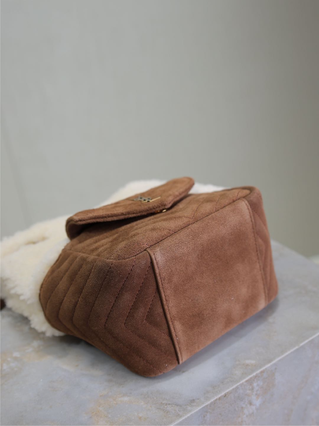 JOE MINI BUCKET BAG 19 IN WEISSEM LAMMFUTTER UND BRAUNEN WILDLEDER