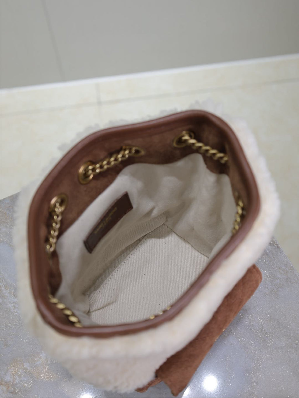 JOE MINI BUCKET BAG 19 IN WEISSEM LAMMFUTTER UND BRAUNEN WILDLEDER