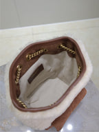 JOE MINI BUCKET BAG 19 IN WEISSEM LAMMFUTTER UND BRAUNEN WILDLEDER