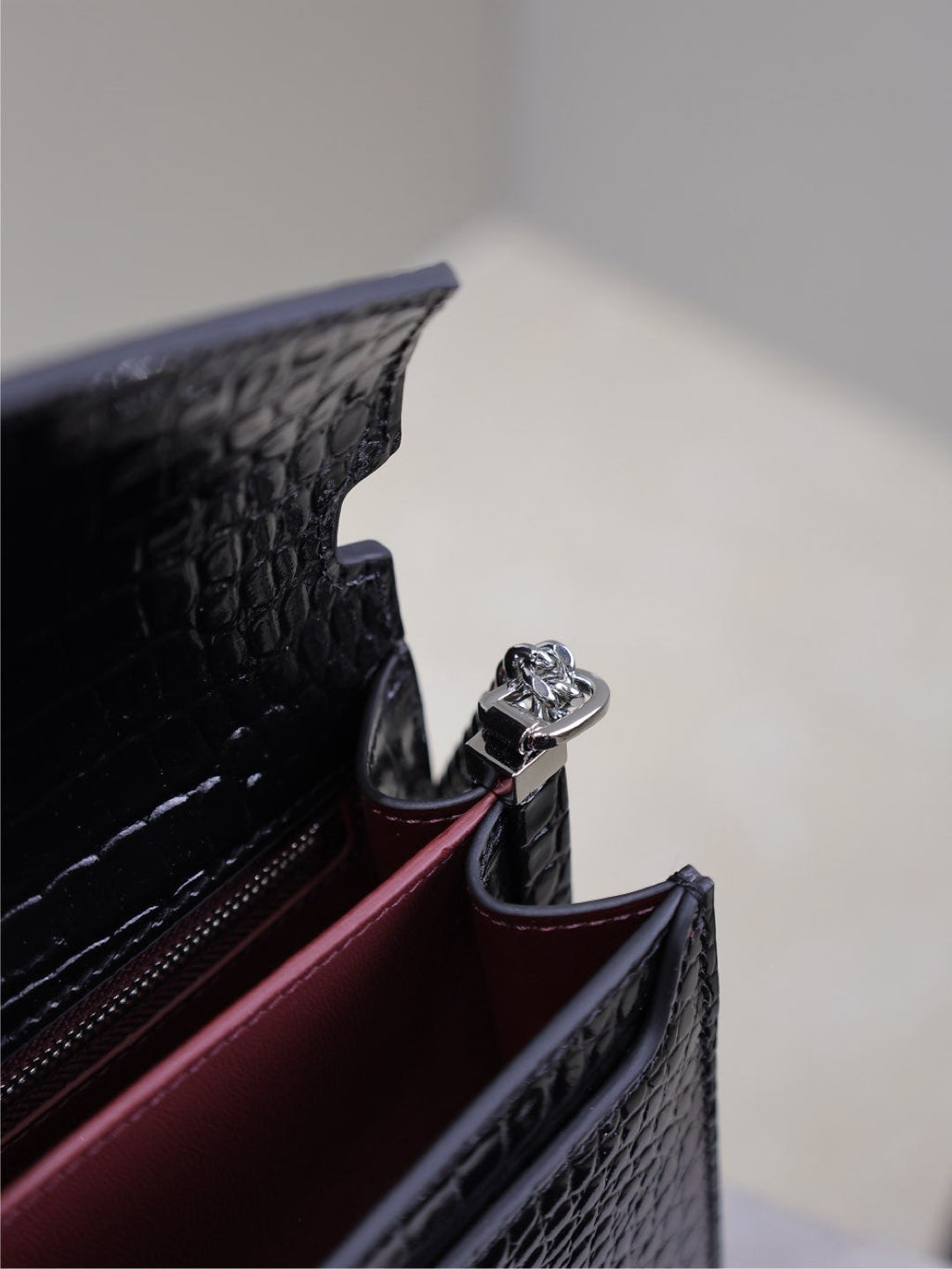 CASSANDRA KETTENTASCHE 22 IN SCHWARZEM KROKODILMUSTER-KALBLEDER SILBERNE BESCHLÄGE