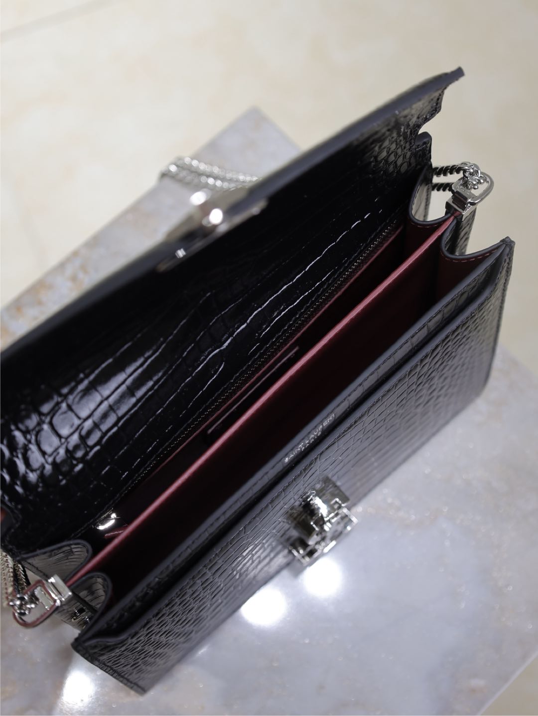 CASSANDRA KETTENTASCHE 22 IN SCHWARZEM KROKODILMUSTER-KALBLEDER SILBERNE BESCHLÄGE