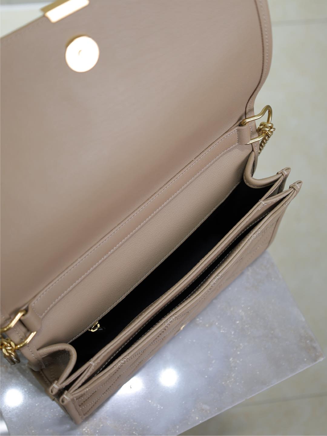 BECKY 25 IN MITTELBRAUN GESTEPPTES LAMMLEDER GOLDENE BESCHLÄGE