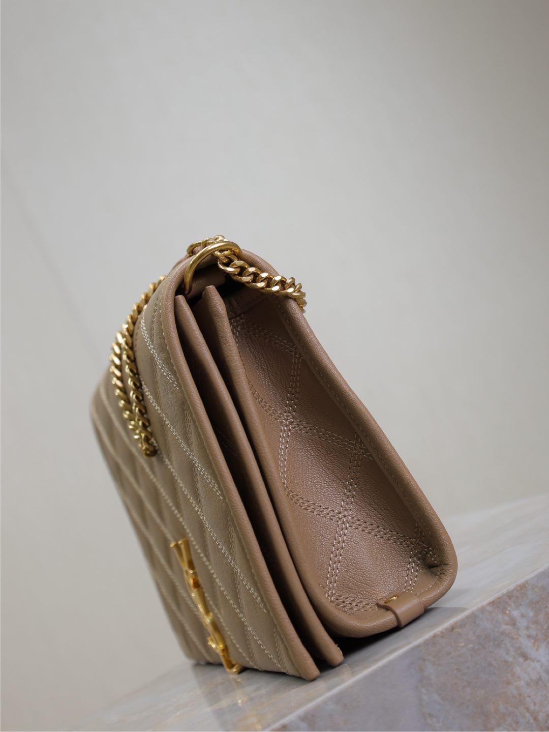 BECKY 25 IN MITTELBRAUN GESTEPPTES LAMMLEDER GOLDENE BESCHLÄGE