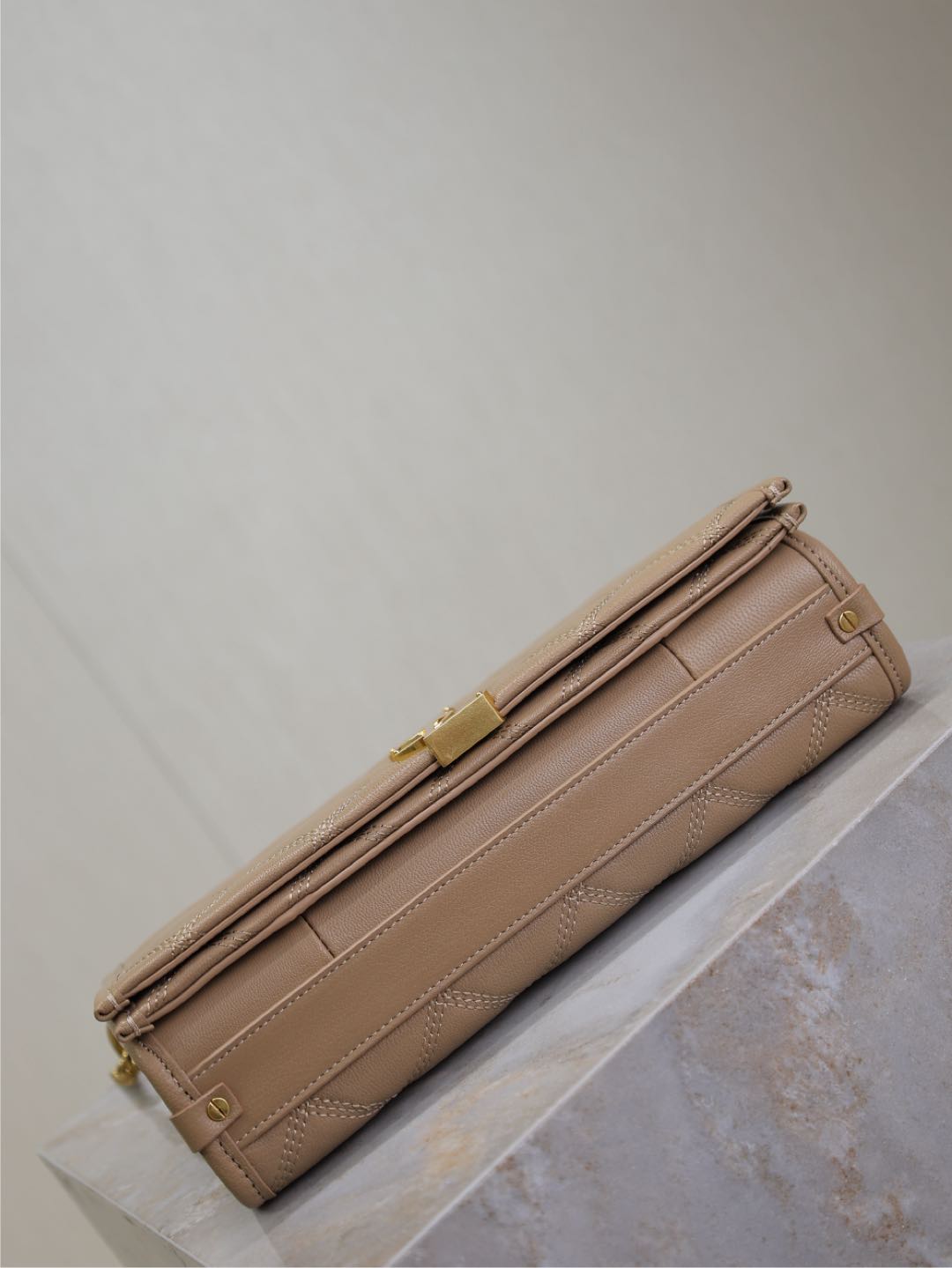 BECKY 25 IN MITTELBRAUN GESTEPPTES LAMMLEDER GOLDENE BESCHLÄGE