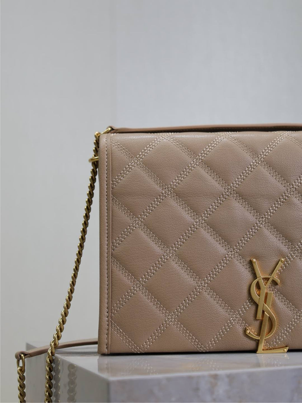 BECKY 25 IN MITTELBRAUN GESTEPPTES LAMMLEDER GOLDENE BESCHLÄGE