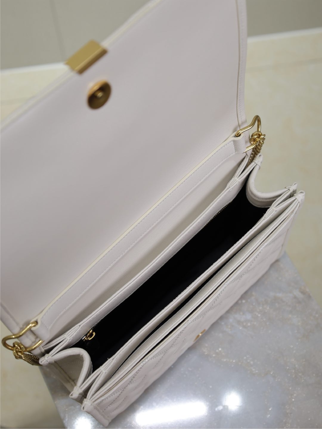 BECKY 26 IN WEISS GESTEPPTES LAMMLEDER GOLDENE BESCHLÄGE