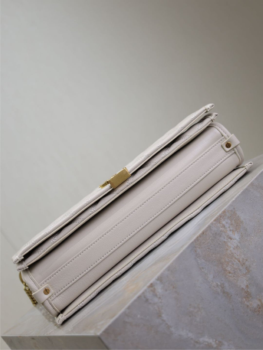 BECKY 26 IN WEISS GESTEPPTES LAMMLEDER GOLDENE BESCHLÄGE