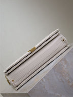 BECKY 26 IN WEISS GESTEPPTES LAMMLEDER GOLDENE BESCHLÄGE