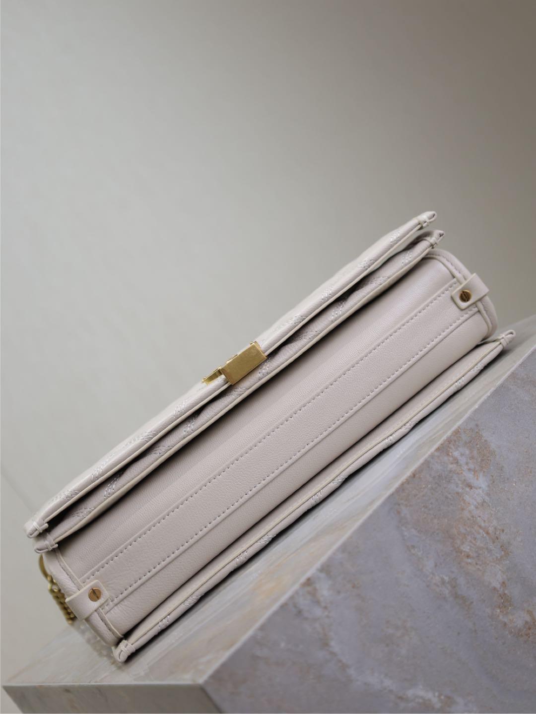 BECKY 26 IN WEISS GESTEPPTES LAMMLEDER GOLDENE BESCHLÄGE