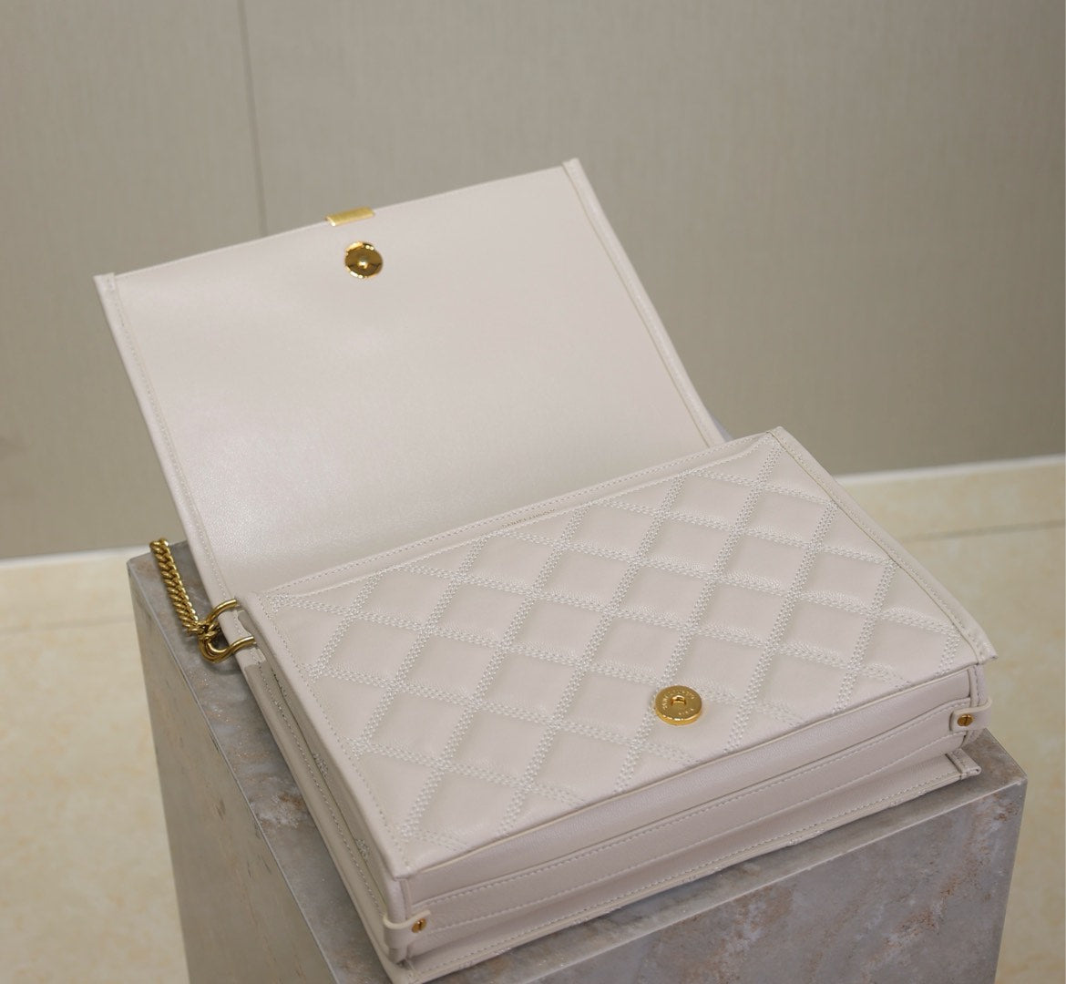 BECKY 26 IN WEISS GESTEPPTES LAMMLEDER GOLDENE BESCHLÄGE