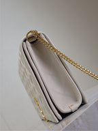 BECKY 26 IN WEISS GESTEPPTES LAMMLEDER GOLDENE BESCHLÄGE