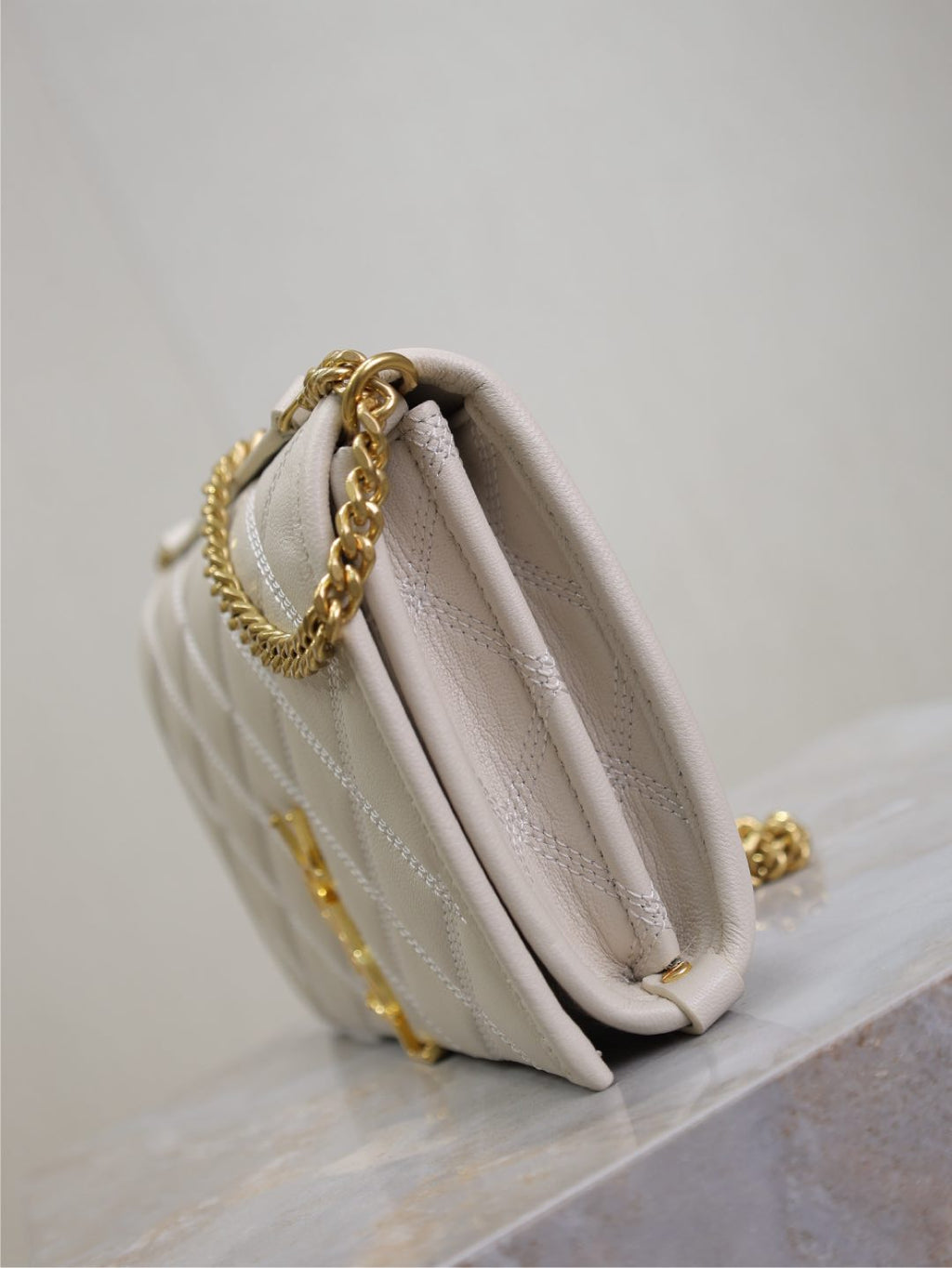 BECKY 22 IN WEISS GESTEPPTES LAMMLEDER GOLDENE BESCHLÄGE