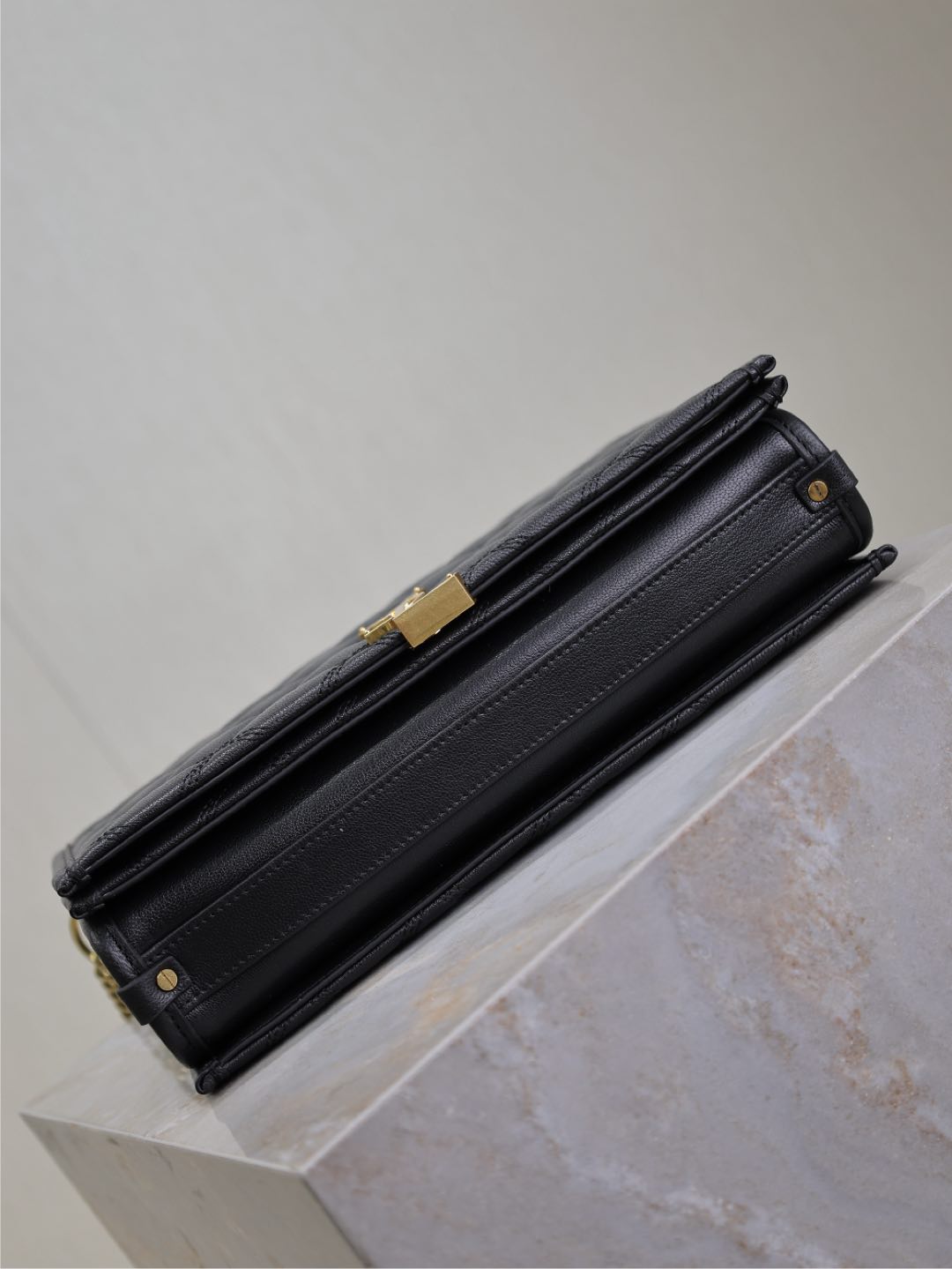 BECKY 26 IN SCHWARZ GESTEPPTES LAMMLEDER GOLDENE BESCHLÄGE