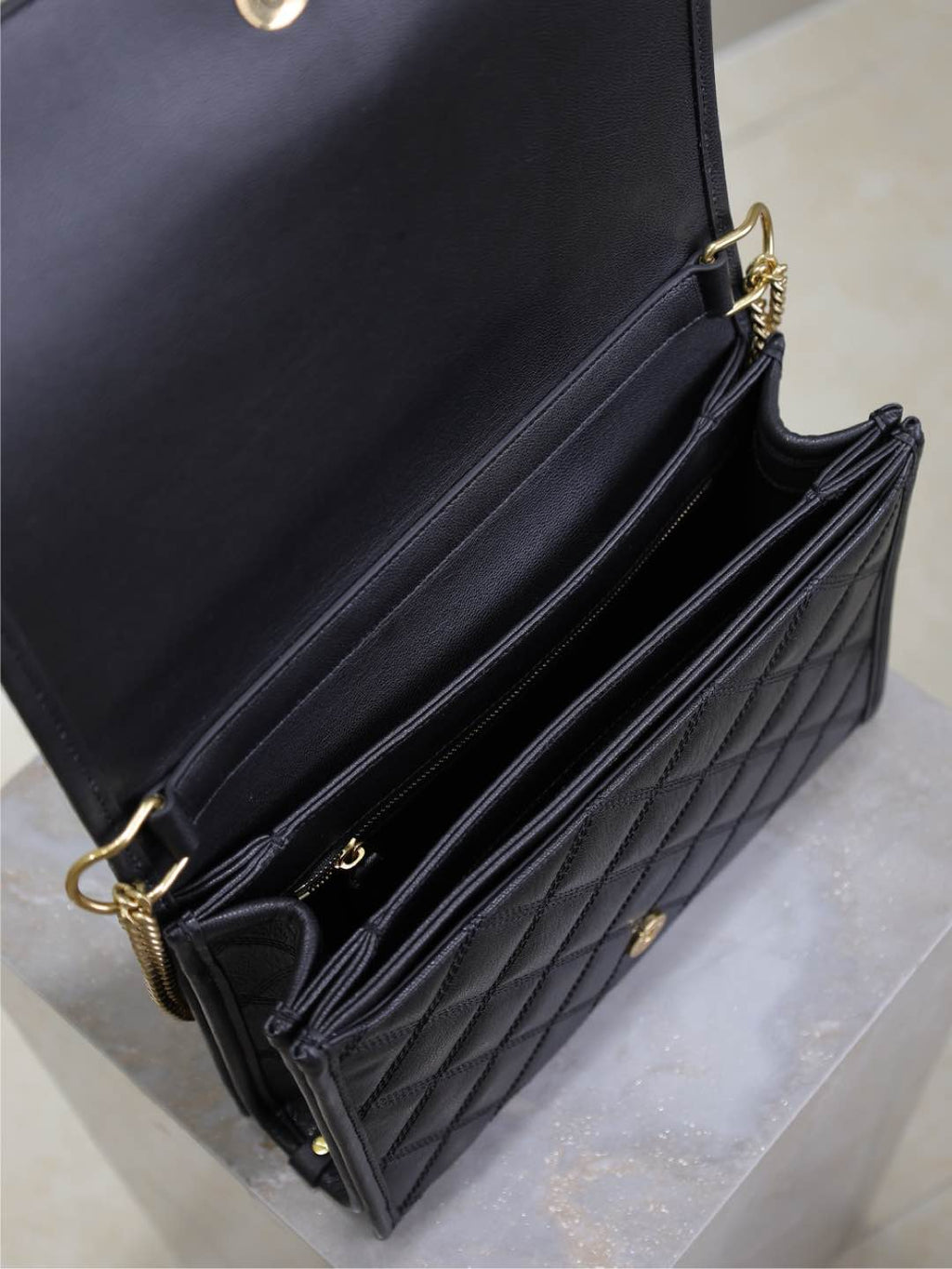 BECKY 26 IN SCHWARZ GESTEPPTES LAMMLEDER GOLDENE BESCHLÄGE