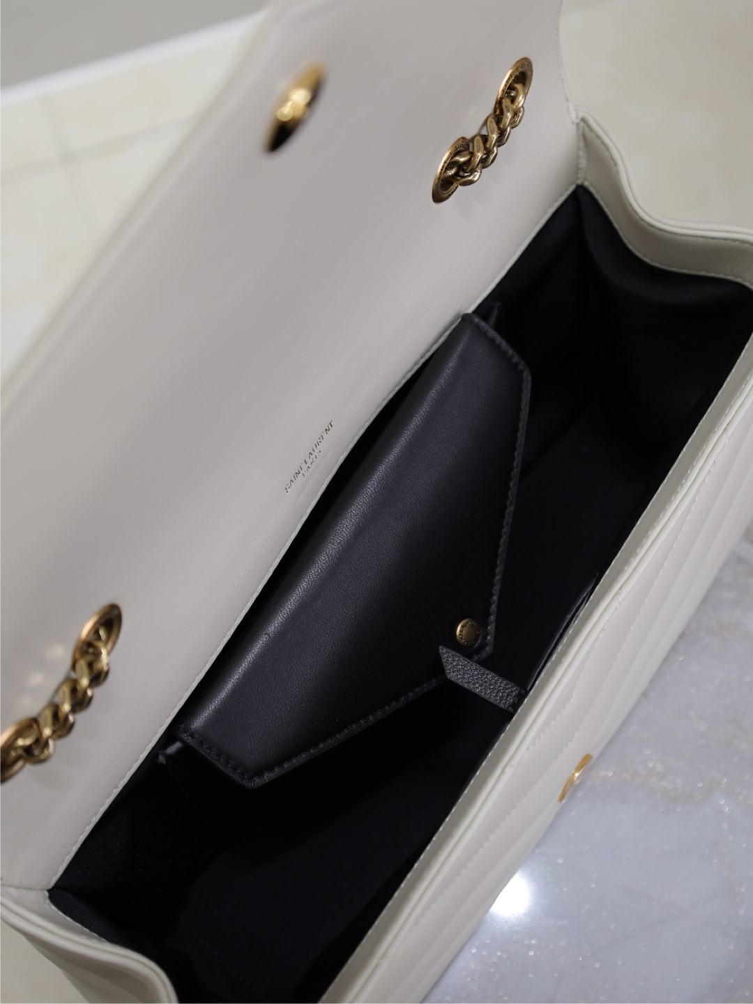 LOULOU MEDIUM 29 IN WEISSEM SCHAFSLEDER GOLDENE BESCHLÄGE