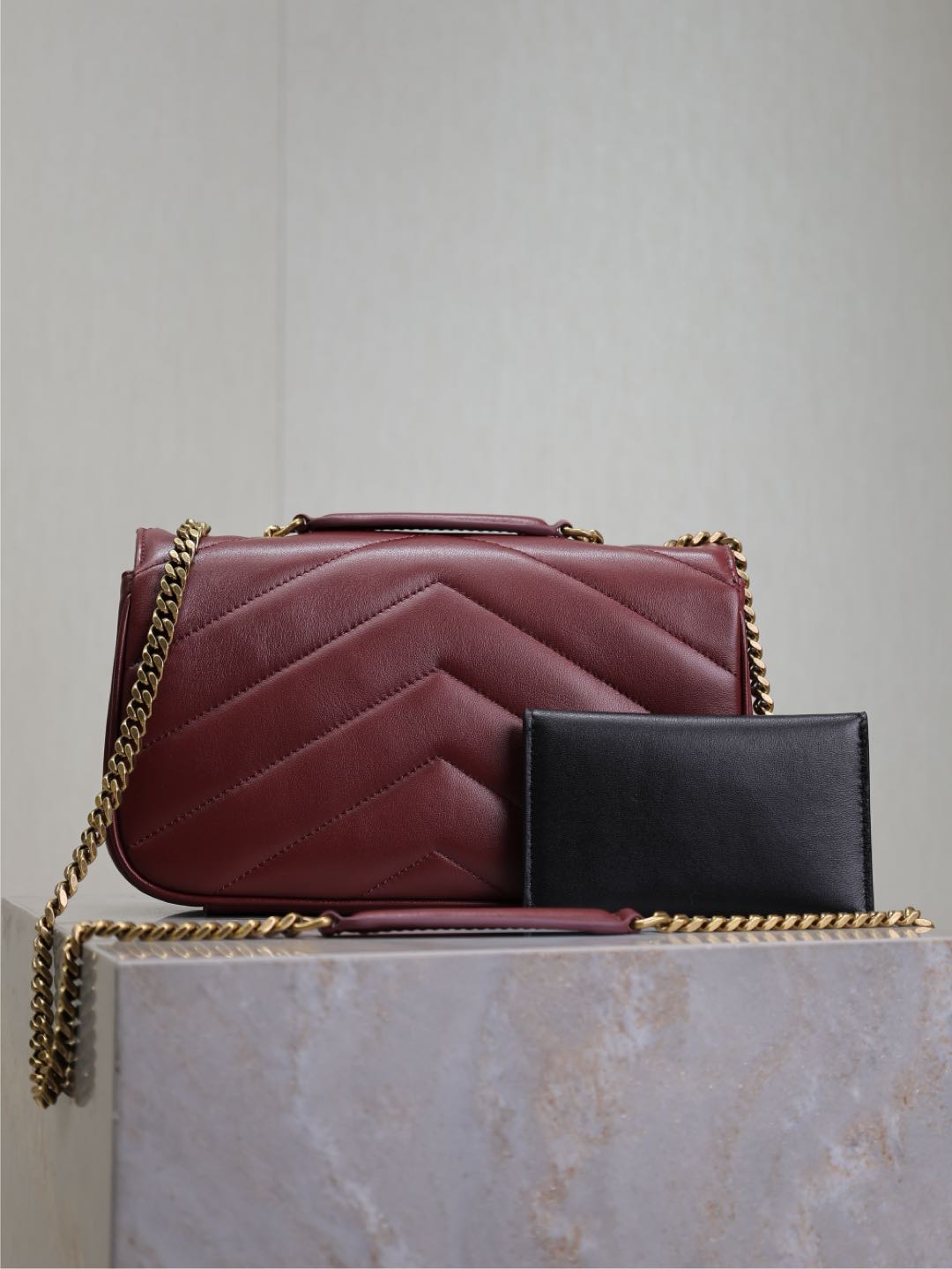 LOULOU SMALL 24 IN BURGUNDERROTES SCHAFSPITZEL GOLDENE BESCHLÄGE