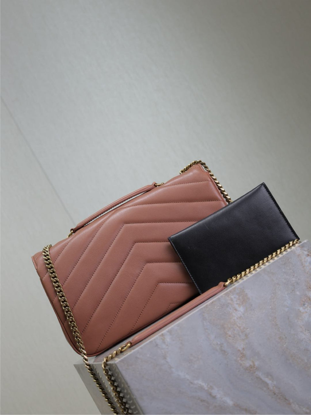 LOULOU MEDIUM 29 IN LACHSROSA SCHAFFEL GOLDENE BESCHLÄGE