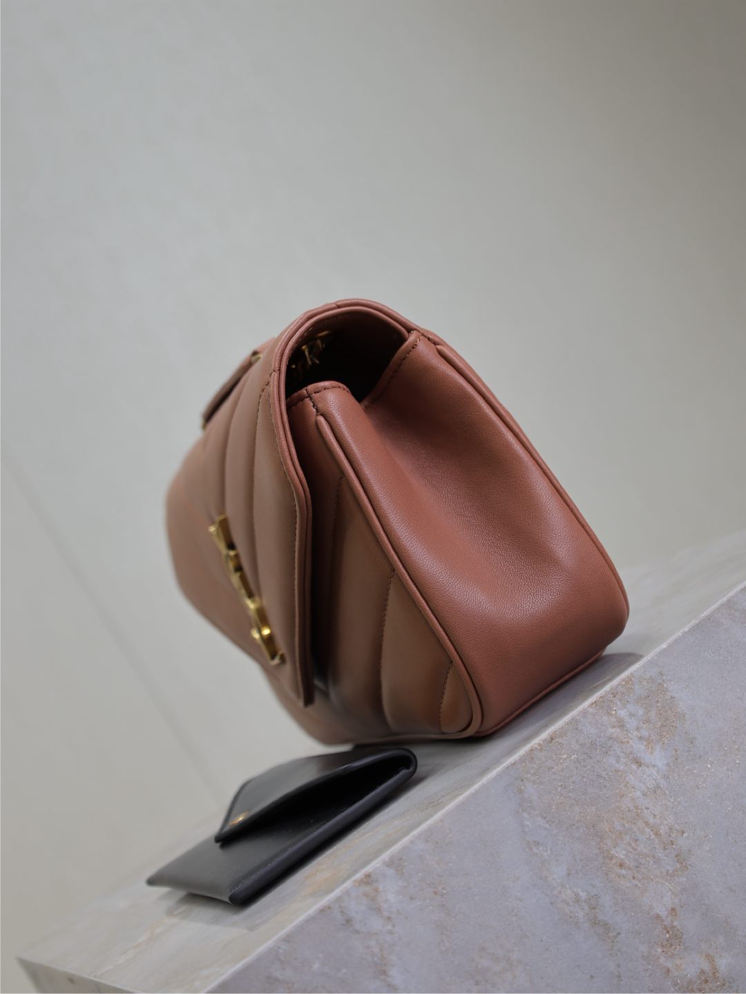 LOULOU SMALL 24 IN LACHSROSA SCHAFFEL GOLDENE BESCHLÄGE