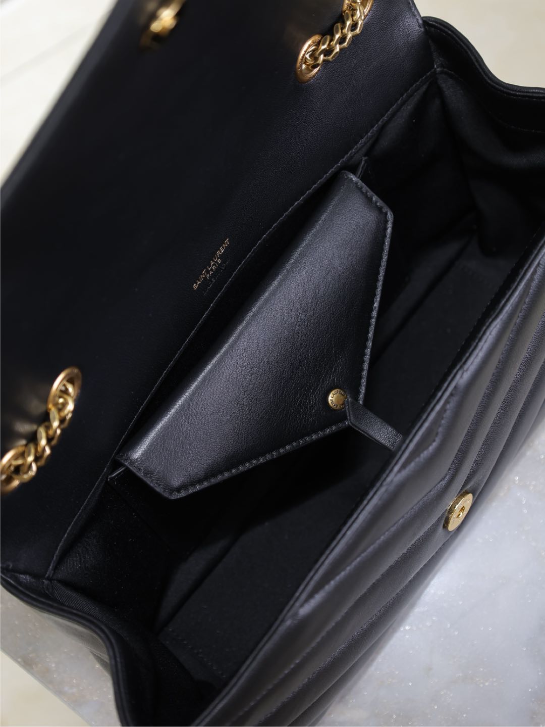 LOULOU MEDIUM 29 IN SCHWARZEM SCHAFSLEDER GOLDENE BESCHLÄGE