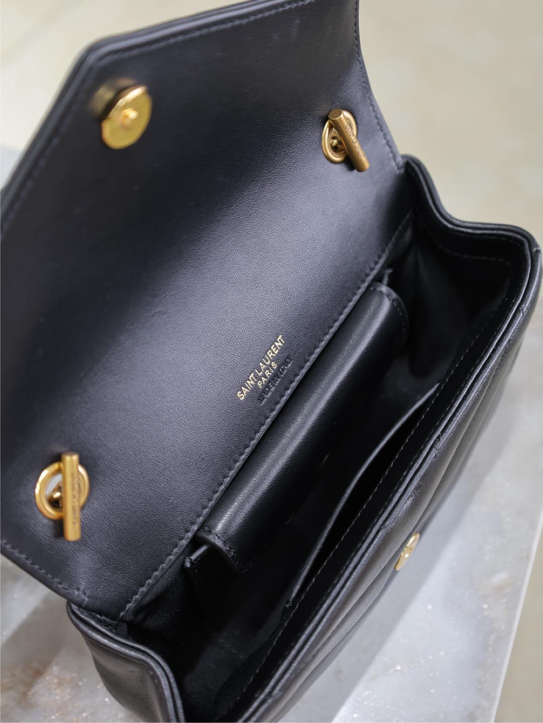 LOULOU MINI 20 IN SCHWARZEM SCHAFSPELLER GOLDENE BESCHLÄGE