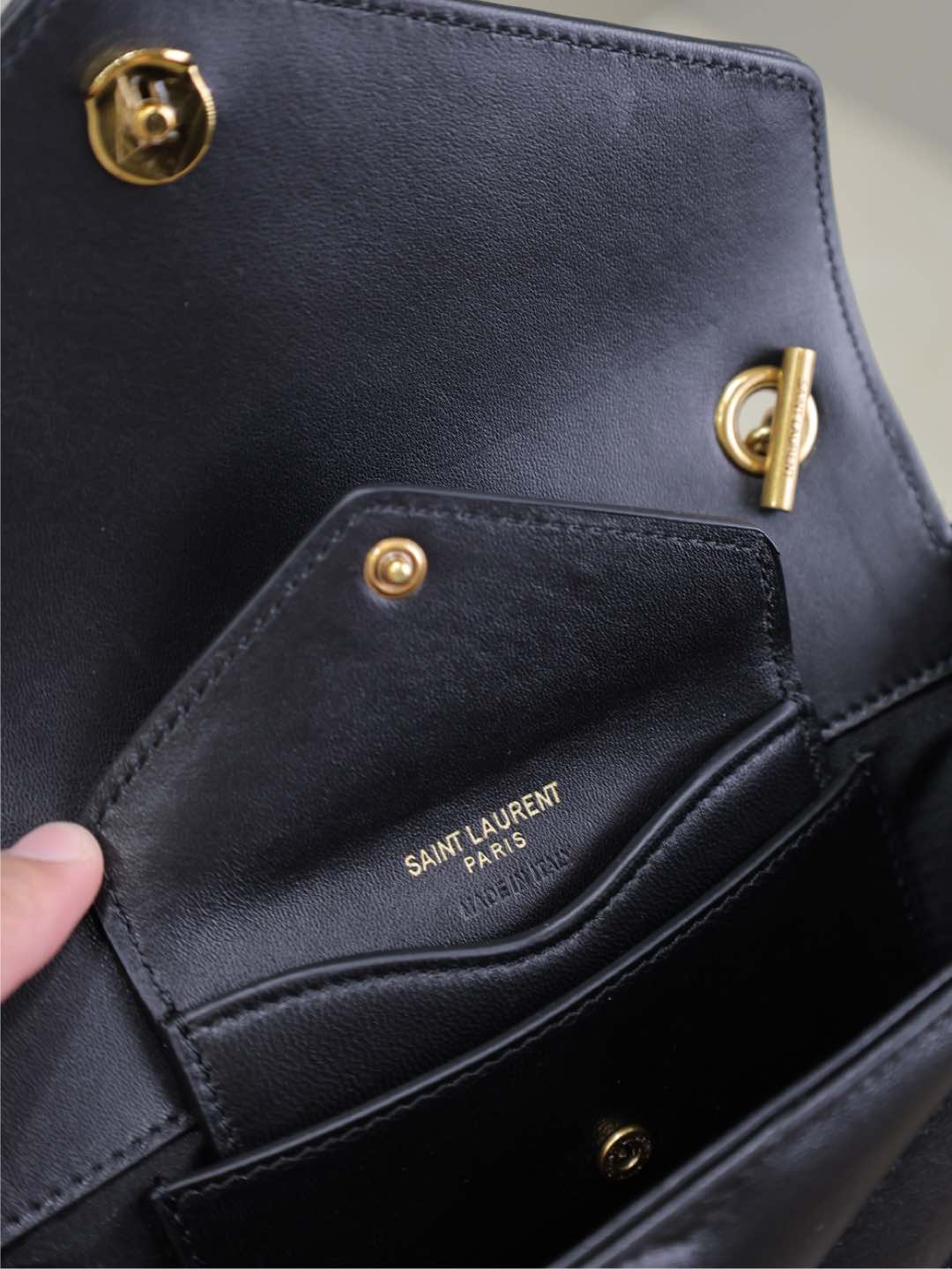 LOULOU MINI 20 IN SCHWARZEM SCHAFSPELLER GOLDENE BESCHLÄGE