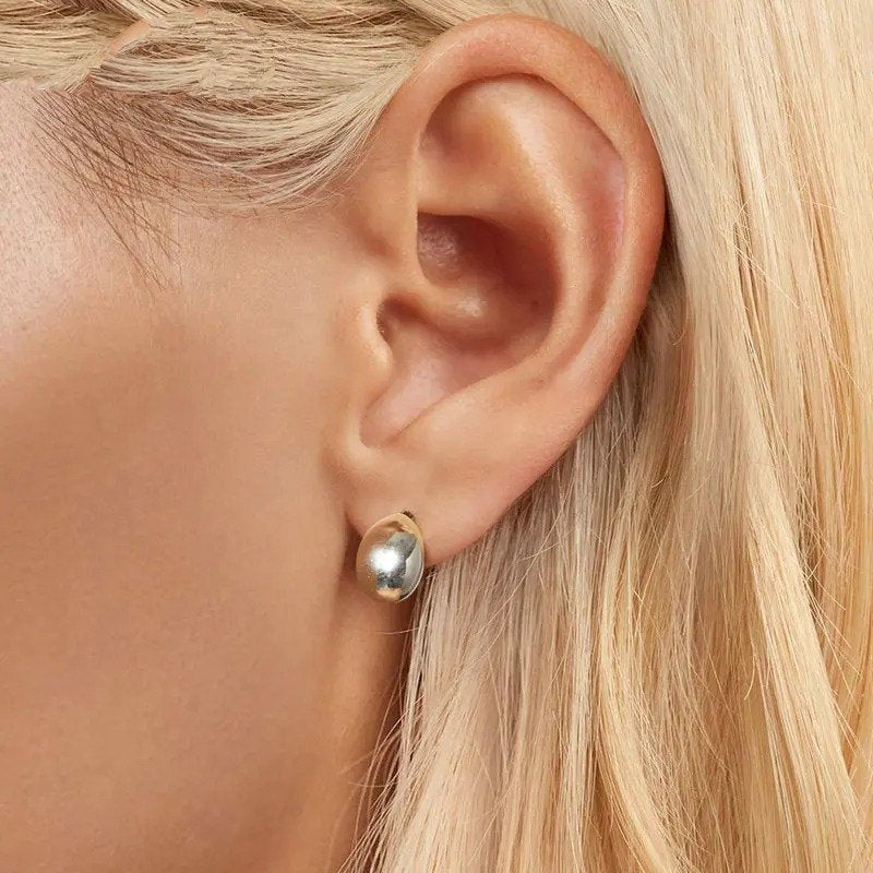 Glänzende Ohrstecker in Tropfenform, hypoallergene Ohrringe