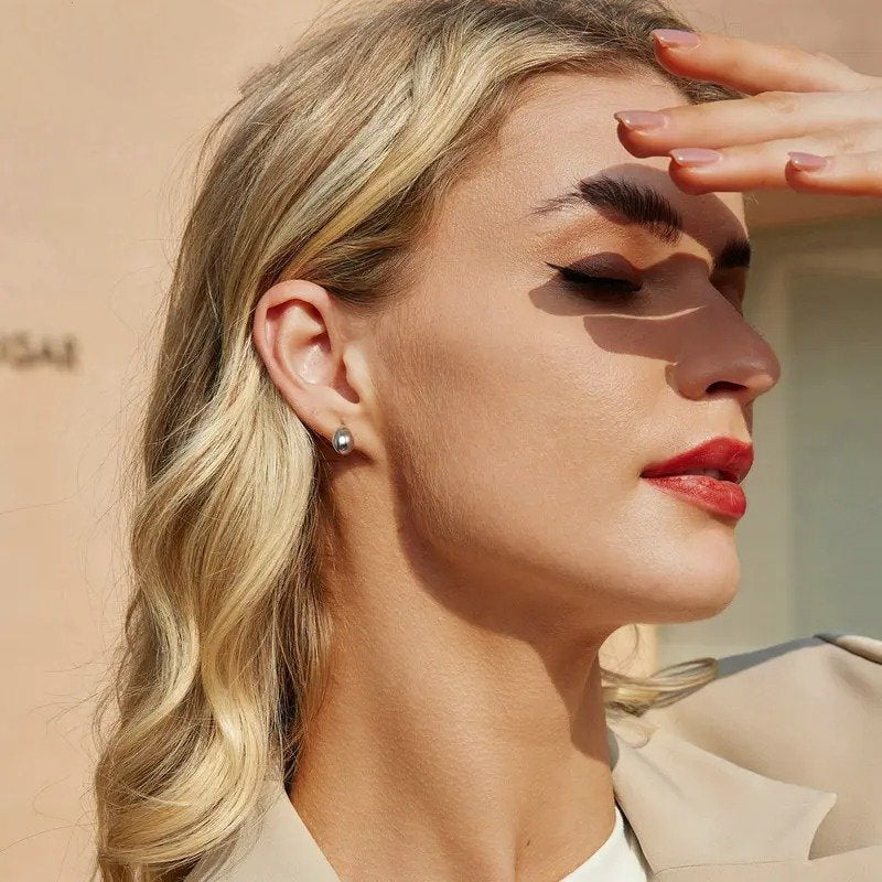 Glänzende Ohrstecker in Tropfenform, hypoallergene Ohrringe