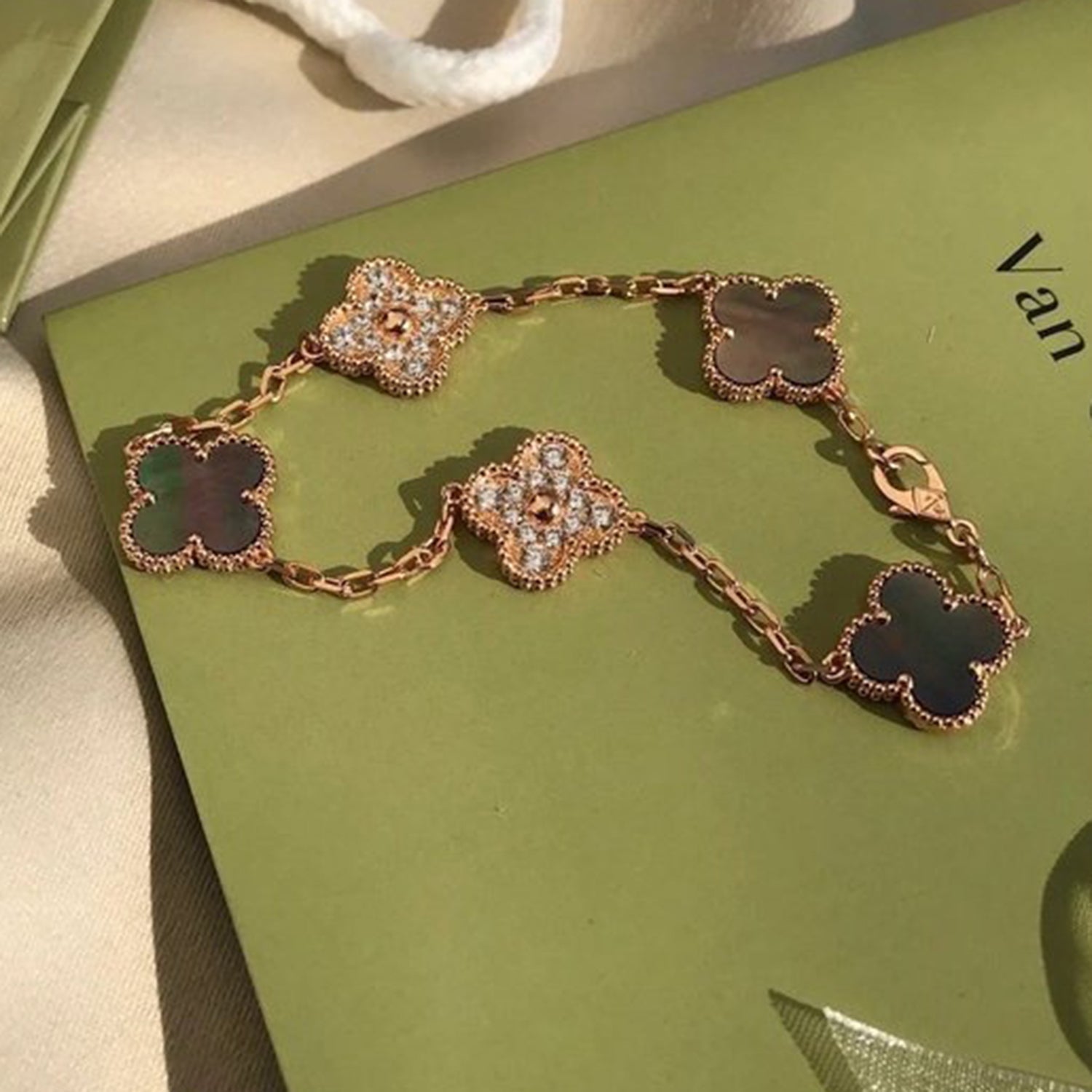 ®Jewelicorn®クローバー 5モチーフ グレー モップ ダイヤモンド ブレスレット