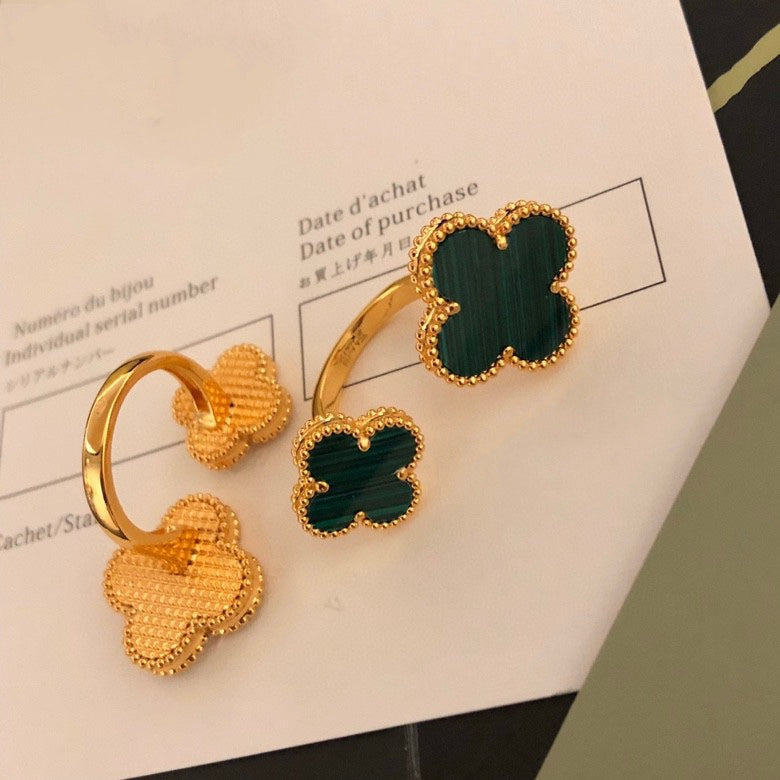 ¡®ジュエリコーン¡¯指輪の間のクローバー